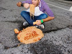 Saat Lubang Jalan Tak Diperbaiki Pemerintah Malah Jadi Objek Foto Kreatif