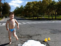 Saat Lubang Jalan Tak Diperbaiki Pemerintah Malah Jadi Objek Foto Kreatif