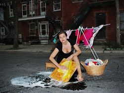 Saat Lubang Jalan Tak Diperbaiki Pemerintah Malah Jadi Objek Foto Kreatif