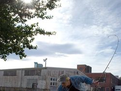 Saat Lubang Jalan Tak Diperbaiki Pemerintah Malah Jadi Objek Foto Kreatif