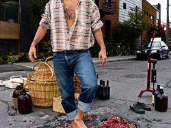 Saat Lubang Jalan Tak Diperbaiki Pemerintah Malah Jadi Objek Foto Kreatif