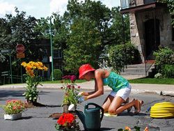 Saat Lubang Jalan Tak Diperbaiki Pemerintah Malah Jadi Objek Foto Kreatif