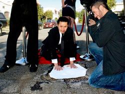 Saat Lubang Jalan Tak Diperbaiki Pemerintah Malah Jadi Objek Foto Kreatif