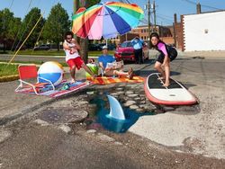 Saat Lubang Jalan Tak Diperbaiki Pemerintah Malah Jadi Objek Foto Kreatif