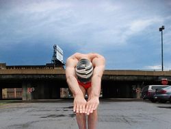 Saat Lubang Jalan Tak Diperbaiki Pemerintah Malah Jadi Objek Foto Kreatif