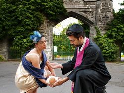 Saat Lubang Jalan Tak Diperbaiki Pemerintah Malah Jadi Objek Foto Kreatif