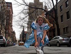 Saat Lubang Jalan Tak Diperbaiki Pemerintah Malah Jadi Objek Foto Kreatif