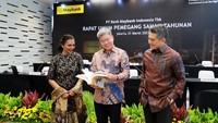 (ki-ka) Direktur Keuangan Thilagavathy Nadason (kiri), Presiden Komisaris Dato’ Khairussaleh Ramli (tengah), Presiden Direktur Taswin Zakaria (kanan).