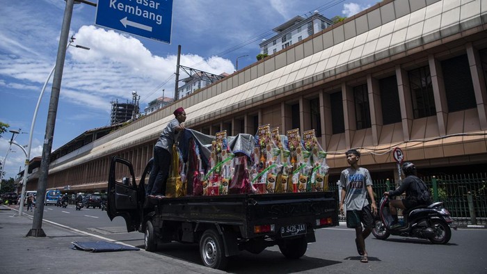 Geliat Penjualan Parcel di Cikini Mulai Ramai Pedagang menutupi parcel dengan kain terpal sebelum dikirim di Cikini, Jakarta Pusat, Jumat (31/3/2023). Memasuki minggu kedua Ramadhan sejumlah pedagang mengaku penjualan parcel di tempat tersebut mulai meningkat dari hingga 20 persen dibandingkan hari biasa, serta diprediksi akan lebih meningkat dan ramai pada minggu ketiga Ramadhan.