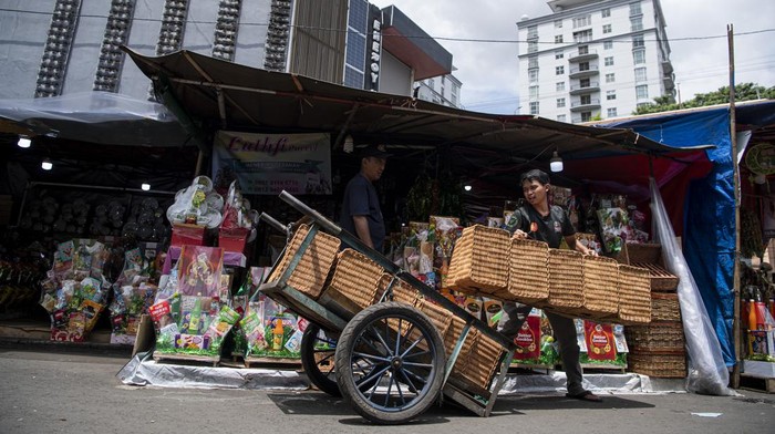 Geliat Penjualan Parcel di Cikini Mulai Ramai Pedagang menutupi parcel dengan kain terpal sebelum dikirim di Cikini, Jakarta Pusat, Jumat (31/3/2023). Memasuki minggu kedua Ramadhan sejumlah pedagang mengaku penjualan parcel di tempat tersebut mulai meningkat dari hingga 20 persen dibandingkan hari biasa, serta diprediksi akan lebih meningkat dan ramai pada minggu ketiga Ramadhan.