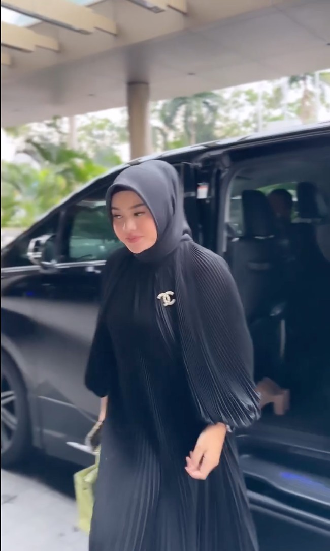 Aurel Hermansyah juga terlihat tampil tak kalah menawan dengan mengenakan dress berbahan plisket. Gayanya itu tampak simpel namun elegan dengan dipermanis bros kecil di bagian kiri dadanya. Foto: Instagram