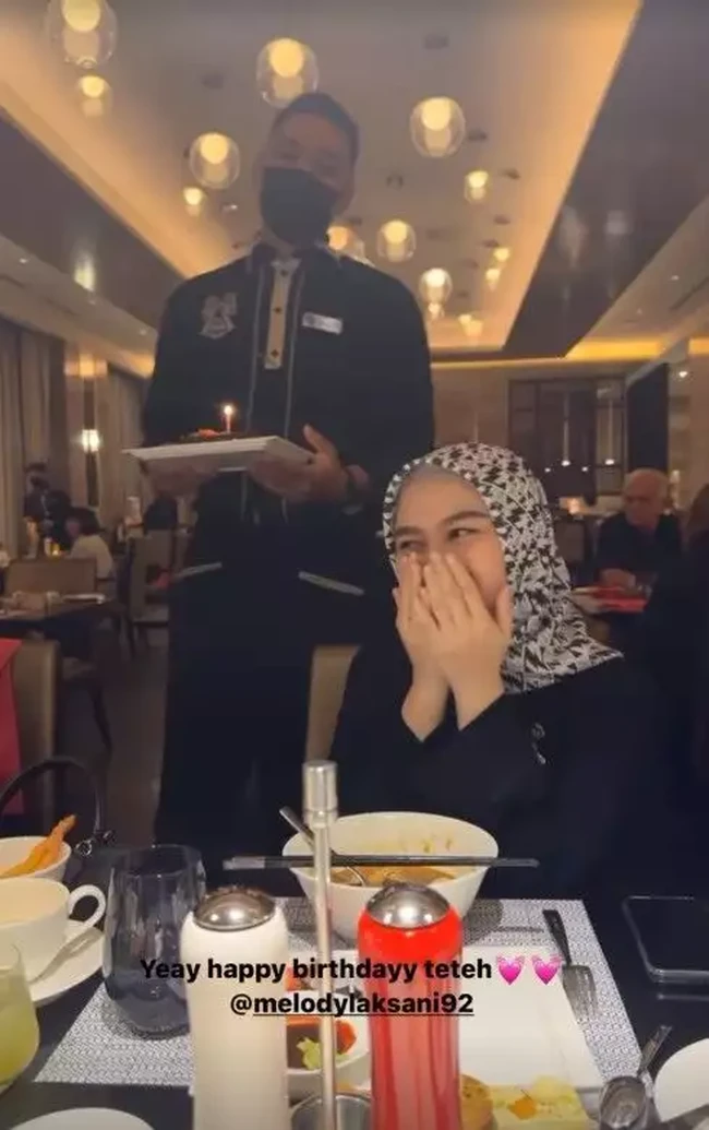 Momen buka puasa bersama itu menjadi lebih seru karena dilanjutkan dengan arisan. Tak hanya itu saja, salah satu anggota geng Mamayu, Melody Laksani saat itu rupanya juga tengah berulang tahun. Foto: Instagram