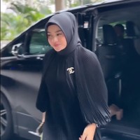 Aurel Hermansyah juga terlihat tampil tak kalah menawan dengan mengenakan dress berbahan plisket. Gayanya itu tampak simpel namun elegan dengan dipermanis bros kecil di bagian kiri dadanya. Foto: Instagram