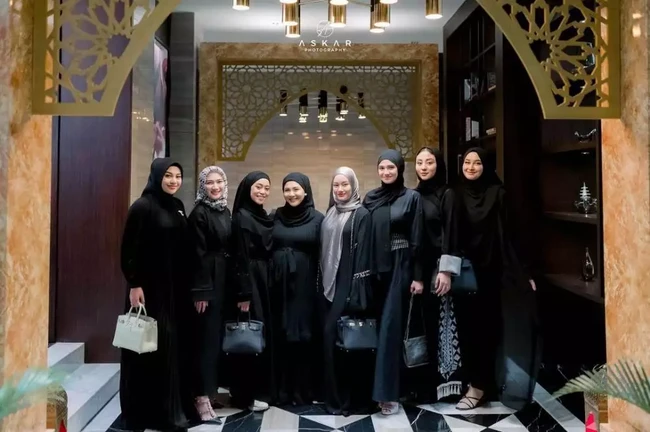 Dalam foto-foto yang dibagikan terlihat para anggota geng Mamayu itu tampil kompak mengenakan busana berwarna hitam. Tak hanya itu saja, semuanya juga terlihat cantik mengenakan hijab. Foto: Instagram