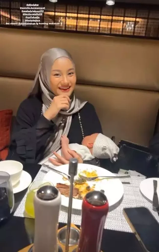 Di acara bukber geng mamayu, penampilan Dinda Hauw yang cukup mencuri atensi. Pasalnya Dinda Hauw sendiri saat itu diketahui belum genap sebulan usai melahirkan anak keduanya. Di acara tersebut Dinda pun membawa serta sang anak yang baru dilahirkannya itu. Foto: Instagram