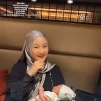 Di acara bukber geng mamayu, penampilan Dinda Hauw yang cukup mencuri atensi. Pasalnya Dinda Hauw sendiri saat itu diketahui belum genap sebulan usai melahirkan anak keduanya. Di acara tersebut Dinda pun membawa serta sang anak yang baru dilahirkannya itu. Foto: Instagram