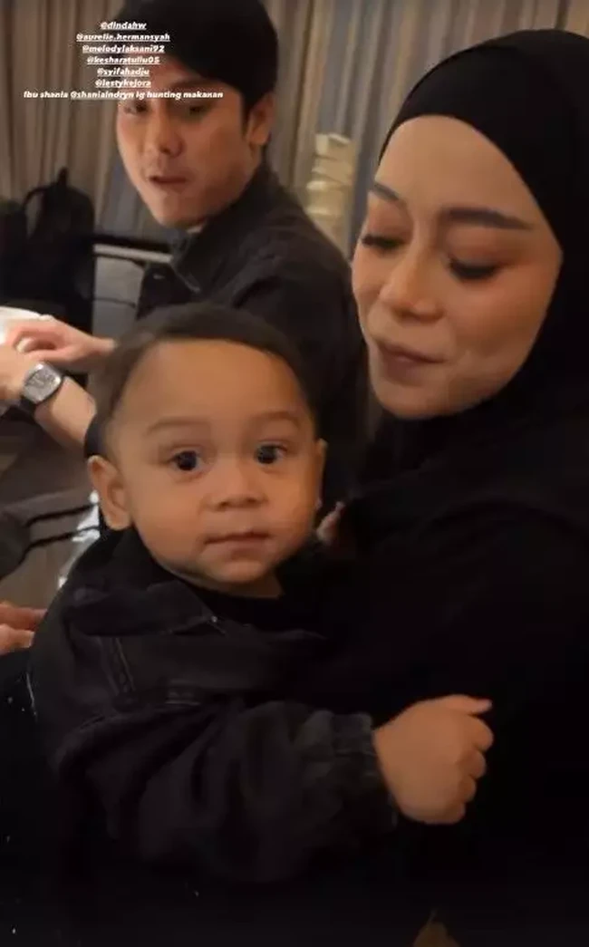 Lesti Kejora juga hadir dengan membawa anak dan suaminya. Anak dan suaminya itu juga tampak kompak mengenakan busana hitam. Foto: Instagram