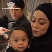 Lesti Kejora juga hadir dengan membawa anak dan suaminya. Anak dan suaminya itu juga tampak kompak mengenakan busana hitam. Foto: Instagram
