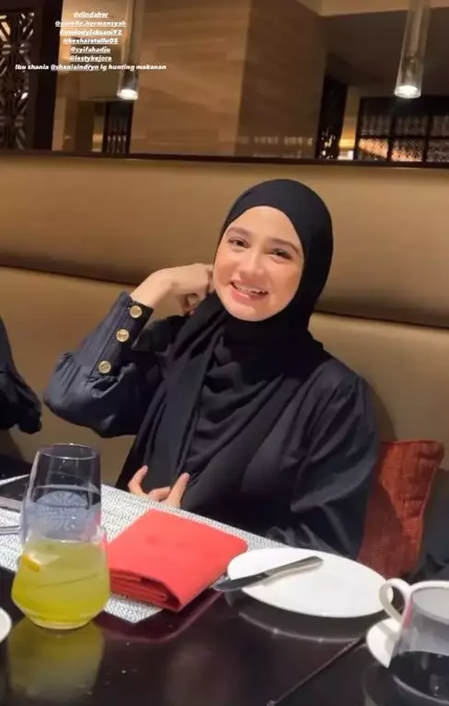 Terlihat berbeda, Syifa Hadju yang biasanya tampil tanpa hijab kini terlihat berhijab. Penampilannya itu pun jadi terlihat semakin cantik dan mempesona. Foto: Instagram