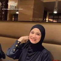 Terlihat berbeda, Syifa Hadju yang biasanya tampil tanpa hijab kini terlihat berhijab. Penampilannya itu pun jadi terlihat semakin cantik dan mempesona. Foto: Instagram