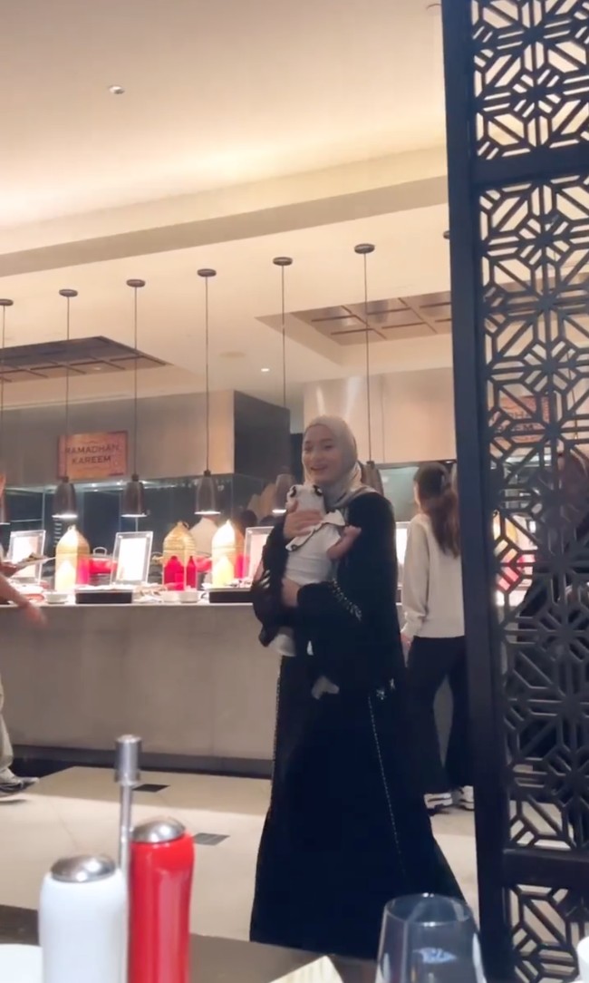 Kehadiran Dinda Hauw yang belum genap sebulan lahiran anak kedua pun jadi sorotan. Dinda tampak hadir dengan membawa serta bayinya tersebut. Foto: Instagram