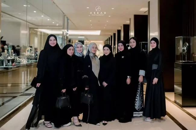 Geng Mamayu yang beranggotakan para artis cantik seperti Lesty Kejora, Aurel Hermansyah, Dinda Hauw, Melody Laksani, Syifa Hadju, Kesha Ratuliu, Margin Wieheerm, hingga Shania Indriani tampak menggelar arisan sekaligus acara buka bersama. Acara tersebut diadakan di sebuah restoran. Foto: Instagram