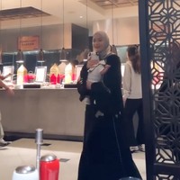 Kehadiran Dinda Hauw yang belum genap sebulan lahiran anak kedua pun jadi sorotan. Dinda tampak hadir dengan membawa serta bayinya tersebut. Foto: Instagram