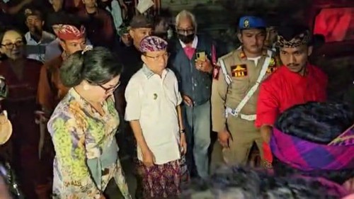 Gubernur Bali Wayan Koster di Buleleng, Kamis (30/3/2023). Dia enggan menjawab pertanyaan wartawan terkait dibatalkannya Indonesia sebagai tuan rumah Piala Dunia U-20,