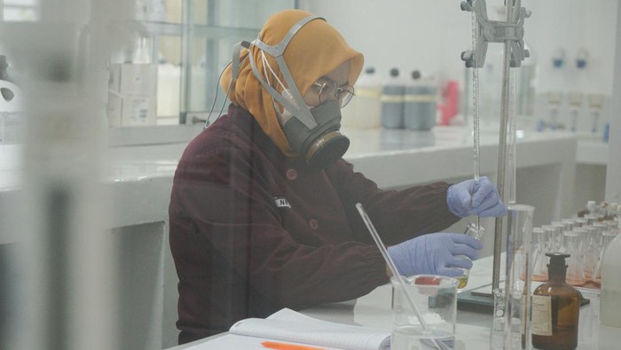 Gubernur D.I Yogyakarta Sri Sultan HBX (kanan) melihat fasilitas laboratorium saat peresmian Gedung Laboratorium Terpadu Sasana Mulya Husada di Komplek Balai Laboratorium Kesehatan dan Kalibrasi (BLKK) D.I Yogyakarta, Jumat (31/3/2023). Gedung laboratorium empat lantai dengan luas total 3.293,51m2 yang dibangun dengan APBD senilai Rp22,35 miliar tersebut dibangun guna meningkatkan layanan kesehatan masyarakat serta kesehatan lingkungan. ANTARA FOTO/Andreas Fitri Atmoko/aww.