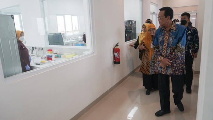Gubernur D.I Yogyakarta Sri Sultan HBX (kanan) melihat fasilitas laboratorium saat peresmian Gedung Laboratorium Terpadu Sasana Mulya Husada di Komplek Balai Laboratorium Kesehatan dan Kalibrasi (BLKK) D.I Yogyakarta, Jumat (31/3/2023). Gedung laboratorium empat lantai dengan luas total 3.293,51m2 yang dibangun dengan APBD senilai Rp22,35 miliar tersebut dibangun guna meningkatkan layanan kesehatan masyarakat serta kesehatan lingkungan. ANTARA FOTO/Andreas Fitri Atmoko/aww.