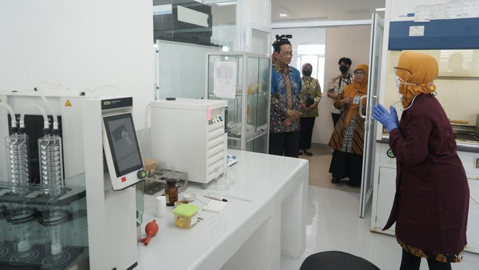 Gubernur D.I Yogyakarta Sri Sultan HBX (kanan) melihat fasilitas laboratorium saat peresmian Gedung Laboratorium Terpadu Sasana Mulya Husada di Komplek Balai Laboratorium Kesehatan dan Kalibrasi (BLKK) D.I Yogyakarta, Jumat (31/3/2023). Gedung laboratorium empat lantai dengan luas total 3.293,51m2 yang dibangun dengan APBD senilai Rp22,35 miliar tersebut dibangun guna meningkatkan layanan kesehatan masyarakat serta kesehatan lingkungan. ANTARA FOTO/Andreas Fitri Atmoko/aww.