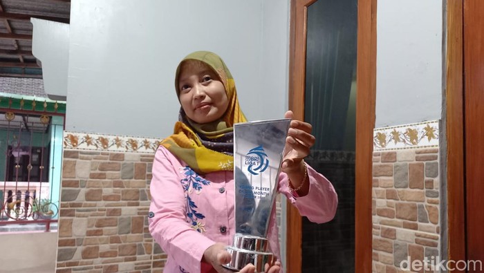 Ibunda Nico Saputro, Purwanti menunjukkan tropi yang pernah diterima anaknya, Jumat (31/3/2023).