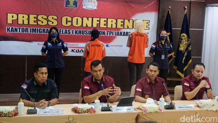 Kantor Imigrasi Kelas I khusus non TPI Jakarta Barat menangkap 2 WNA asal Uzbekistan dan Maroko. Keduanya ditangkap terkait praktik prostitusi online.