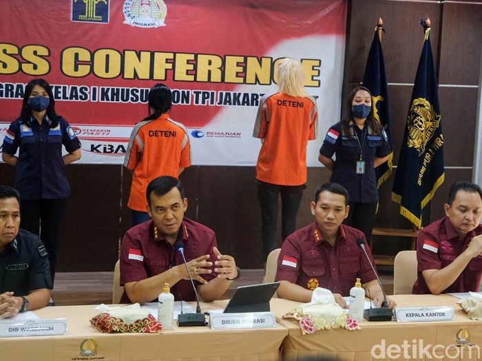 Kantor Imigrasi Kelas I khusus non TPI Jakarta Barat menangkap 2 WNA asal Uzbekistan dan Maroko. Keduanya ditangkap terkait praktik prostitusi online.