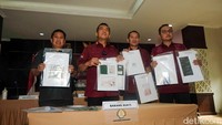 Sejumlah barang bukti seperti alat kontrasepsi hingga paspor diamankan.