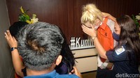 Dua WNA tersebut dibawa petugas imigrasi untuk diamankan. 