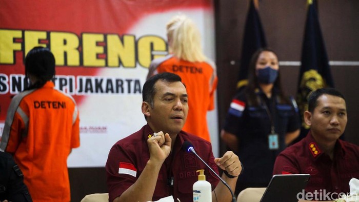 Imigrasi Bekuk WN Uzbekistan dan Maroko Terlibat Prostitusi Online Kantor Imigrasi Kelas I khusus non TPI Jakarta Barat menangkap 2 WNA asal Uzbekistan dan Maroko. Keduanya ditangkap terkait praktik prostitusi online.