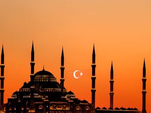 Indahnya Masjid di Turki Saat Terbalut Senja