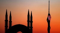 Tampak bendera Turki menyala di salah satu menara masjid.  