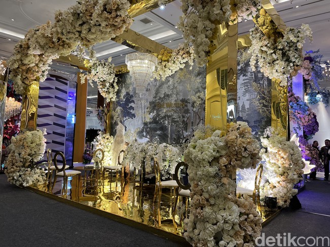 Tema tahun ini bertajuk Spirit Of Eden yang terinspirasi dari gaya pernikahan sederhana dan estetis layaknya taman surgawi. Warna warni yang cerah sebagai tren pernikahan tahun ini. Kami berusaha membawa dream wedding pasti temanya tergantung pemilihan bahan dan warna. Lebih cerah bahagia dan colourfull. Perbedaan tahun lalu, sebenarnya dari sisi tren berbeda, vendornya hampir sama tetap lengkap, kontennya desainer muda untuk generasi Z bisa konsultasi secara langsung ngobrol dan membangun chemistry, ungkap Tono Raharja saat konferensi pers di JCC , Jakarta Pusat, Jumat (31/3/2023). Foto: Dok. Gresnia/Wolipop.