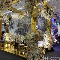 Tema tahun ini bertajuk Spirit Of Eden yang terinspirasi dari gaya pernikahan sederhana dan estetis layaknya taman surgawi. Warna warni yang cerah sebagai tren pernikahan tahun ini. Kami berusaha membawa dream wedding pasti temanya tergantung pemilihan bahan dan warna. Lebih cerah bahagia dan colourfull. Perbedaan tahun lalu, sebenarnya dari sisi tren berbeda, vendornya hampir sama tetap lengkap, kontennya desainer muda untuk generasi Z bisa konsultasi secara langsung ngobrol dan membangun chemistry, ungkap Tono Raharja saat konferensi pers di JCC , Jakarta Pusat, Jumat (31/3/2023). Foto: Dok. Gresnia/Wolipop.