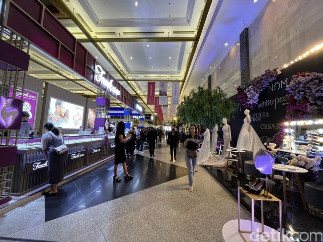 Ketika Wolipop mengunjungi pameran, di depan pintu utama ada deretan hotel bintang lima yang menyuguhkan berbagai paket. Masuk ke sebelah kanan ada tenant yang menawarkan paket honeymoon dan souvenir. Kemudian bagian kiri terdapat vendor dekorasi, gaun pengantin, wedding planner dan lainnya. Foto: Dok. Gresnia/Wolipop.