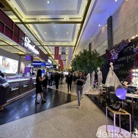 Ketika Wolipop mengunjungi pameran, di depan pintu utama ada deretan hotel bintang lima yang menyuguhkan berbagai paket. Masuk ke sebelah kanan ada tenant yang menawarkan paket honeymoon dan souvenir. Kemudian bagian kiri terdapat vendor dekorasi, gaun pengantin, wedding planner dan lainnya. Foto: Dok. Gresnia/Wolipop.