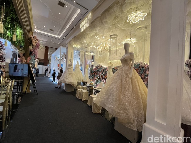 IDWF sudah mengadakan pameran pernikahan sejak tahun 2004, dengan konsep pameran yang mempermudah calon pengantin bisa berkonsultasi dengan vendor. Ada juga fasilitas food market dari 15 tenant. Pengunjung kami berikan kemudahan agar betah berlama-lama di sini. Butuh waktu yang cukup panjang belum lagi konsultasi ke gaun pengantin. Selama pihak JCC akan memberikan fasilitas ini juga jadi tidak perlu keluar venue, ujarnya. Hafiizh Purnomo sebagai Project Manager IDWF 2023 menambahkan pameran ini berlangsung pada bulan Ramadan. Pengunjung bisa mendapatkan takjil gratis pada saat buka puasa tiba. Foto: Dok. Gresnia/Wolipop.