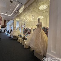 IDWF sudah mengadakan pameran pernikahan sejak tahun 2004, dengan konsep pameran yang mempermudah calon pengantin bisa berkonsultasi dengan vendor. Ada juga fasilitas food market dari 15 tenant. Pengunjung kami berikan kemudahan agar betah berlama-lama di sini. Butuh waktu yang cukup panjang belum lagi konsultasi ke gaun pengantin. Selama pihak JCC akan memberikan fasilitas ini juga jadi tidak perlu keluar venue, ujarnya. Hafiizh Purnomo sebagai Project Manager IDWF 2023 menambahkan pameran ini berlangsung pada bulan Ramadan. Pengunjung bisa mendapatkan takjil gratis pada saat buka puasa tiba. Foto: Dok. Gresnia/Wolipop.