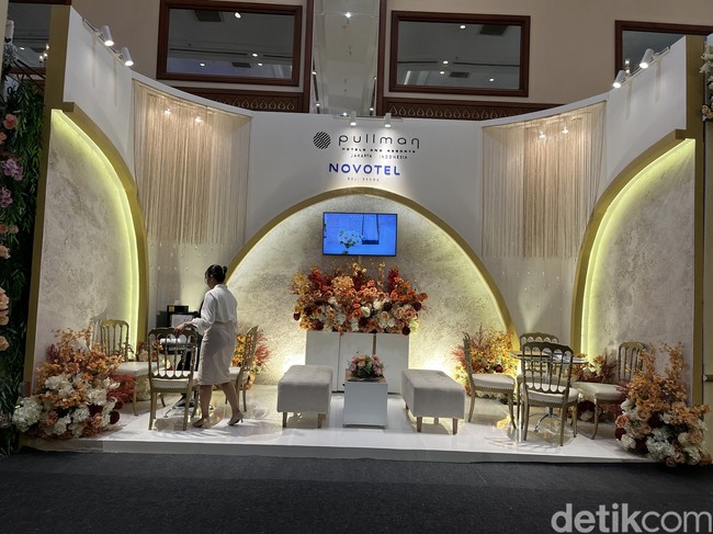 Indonesia Dream Wedding Festival (IDWF) 2023 digelar Weddingku bersama Dyandra Promosindo. IDWF 2023 menghadirkan lebih dari 200 vendor pernikahan berkualitas seperti: desainer baju pengantin internasional dan tradisional, catering, florist, dekorasi, groom suit, hotel, undangan pernikahan, souvenir, wedding planner and organizer, entertainment, wedding cake, hingga vendor dokumentasi seperti foto dan video. Foto: Dok. Gresnia/Wolipop.