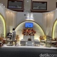 Indonesia Dream Wedding Festival (IDWF) 2023 digelar Weddingku bersama Dyandra Promosindo. IDWF 2023 menghadirkan lebih dari 200 vendor pernikahan berkualitas seperti: desainer baju pengantin internasional dan tradisional, catering, florist, dekorasi, groom suit, hotel, undangan pernikahan, souvenir, wedding planner and organizer, entertainment, wedding cake, hingga vendor dokumentasi seperti foto dan video. Foto: Dok. Gresnia/Wolipop.