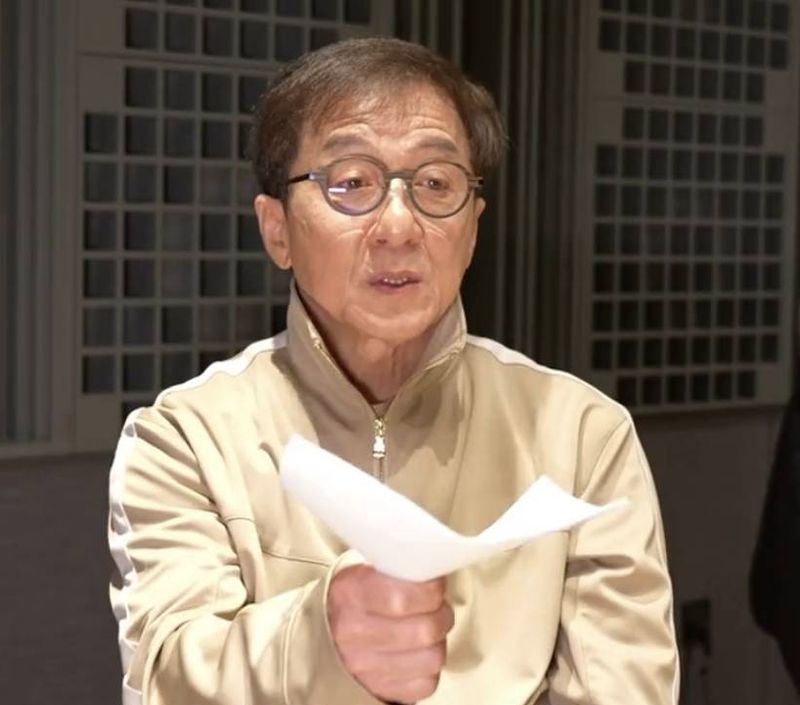 Jackie Chan menangis saat cerita soal penerusnya.