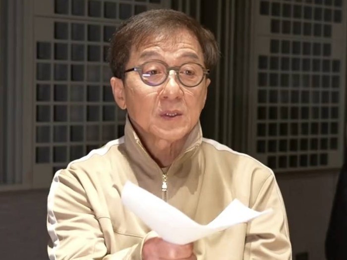 Jackie Chan menangis saat cerita soal penerusnya.