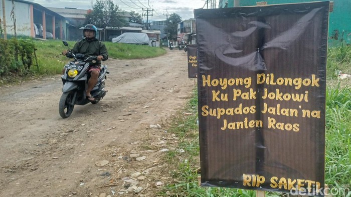 Jalan rusak di Kabupaten Bandung.